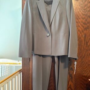 Le Suit women’s 2 piece gray suit size 16 new with tags
